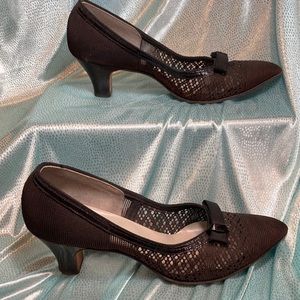 Vintage 50’s black mesh low heels with‎ bow. Leather bottoms box 3 9.5” insole